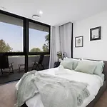 Brand New 2Br Apt Near Surf\' Paradise Free Parking