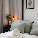 Brand New 2Br Apt Near Surf\' Paradise Free Parking