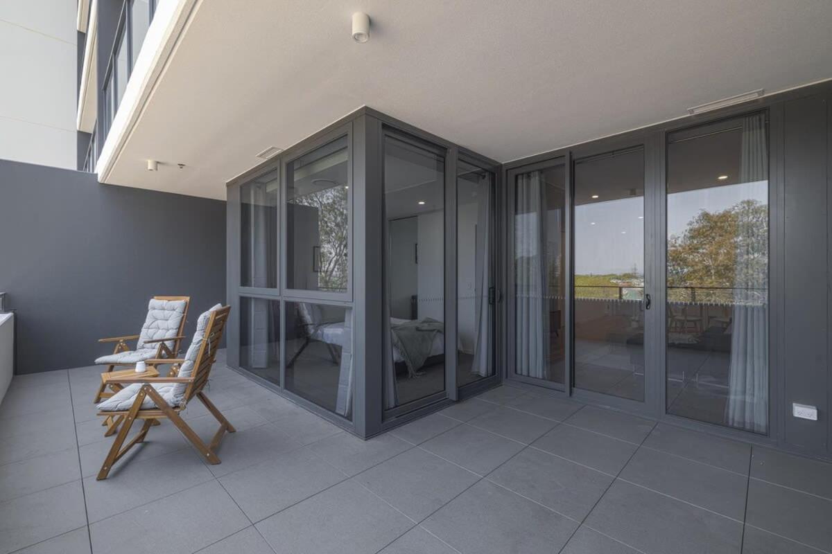 Brand New 2br Near Surf' Paradise Free Parking