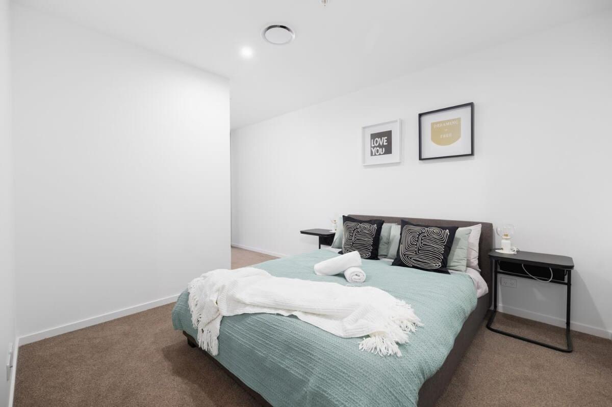 Brand New 2br Near Surf' Paradise Free Parking
